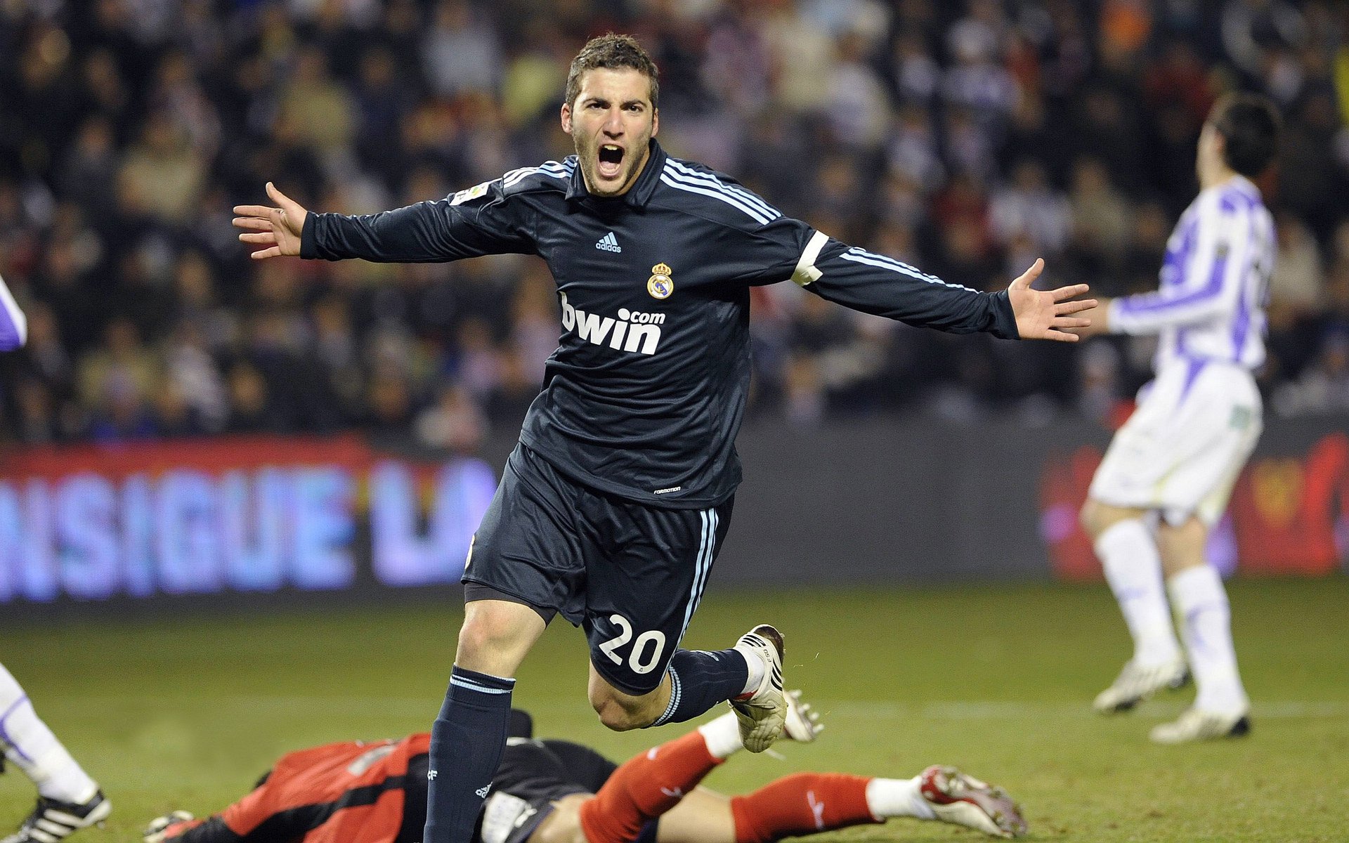 当世三大神锋，合力造79球！哈兰德姆巴佩联赛双响，凯恩数据领跑